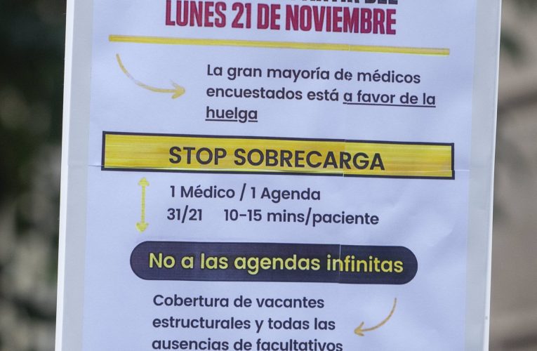 Médicos y pediatras en huelga se suben al ‘autobús de la precariedad’ para denunciar la sobrecarga y reclamar soluciones