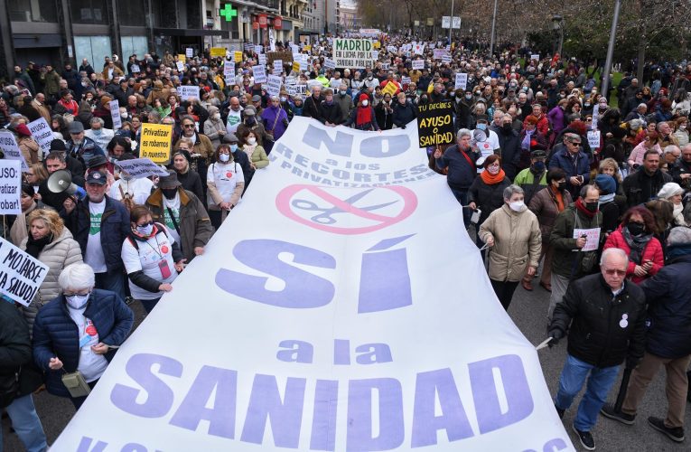 La Marea Blanca reúne a unos 30.000 manifestantes, que vuelven a salir a la calle al grito de ‘Ayuso dimisión’