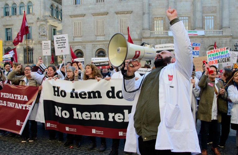 Cataluña.- Un millar de médicos llenan la plaza Sant Jaume de Barcelona en la segunda jornada de huelga