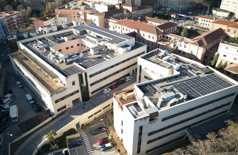 El Hospital Beata María Ana reducirá las emisiones de CO2 en 85,69 toneladas instalando placas solares